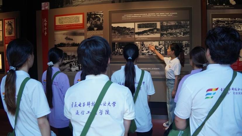 赵旭老师给实践团成员讲解杨闇公烈士的事迹