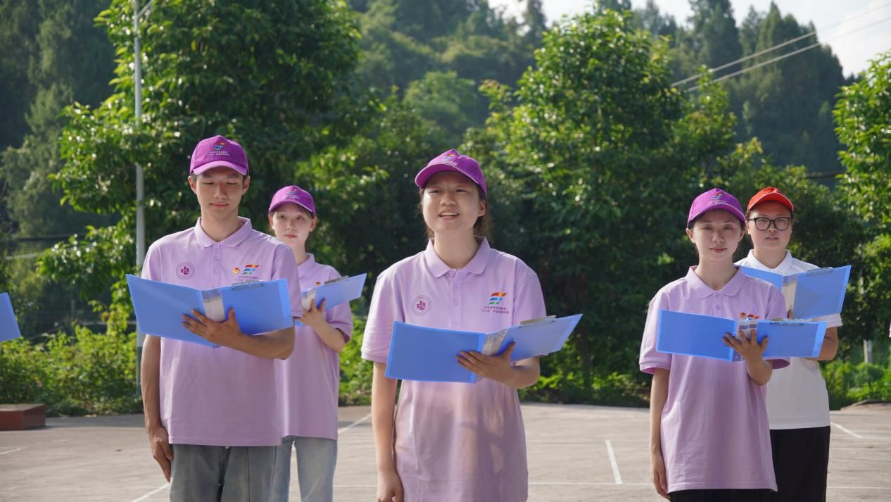 实践团成员朗诵