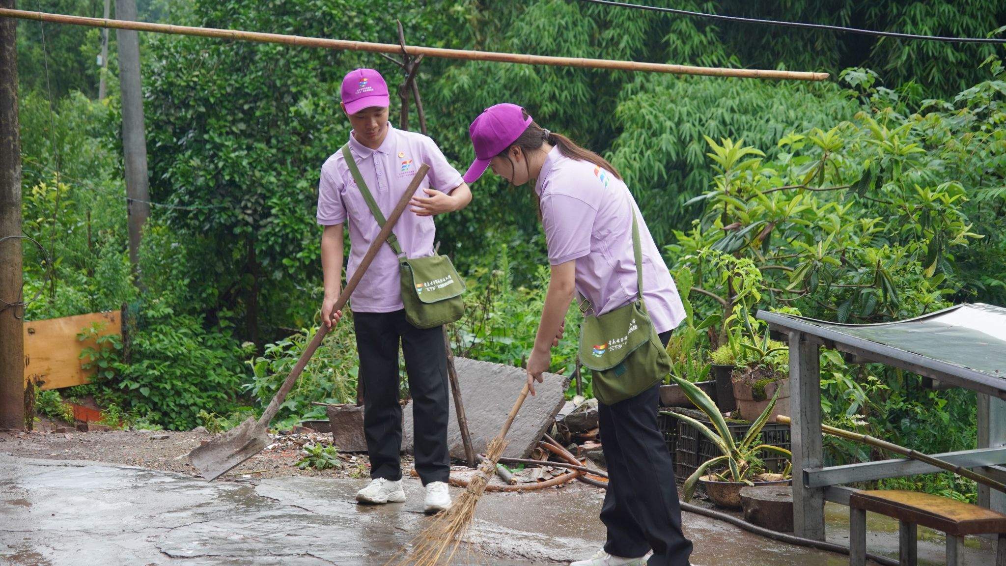 实践团成员帮老党员做家务