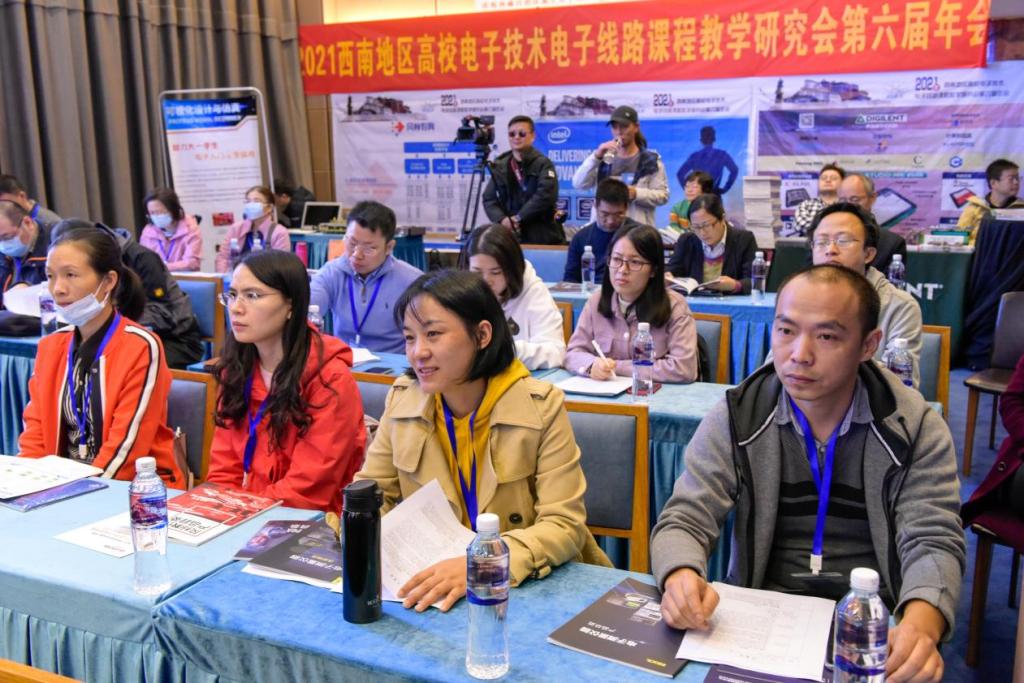 一群人坐在桌子前描述已自动生成