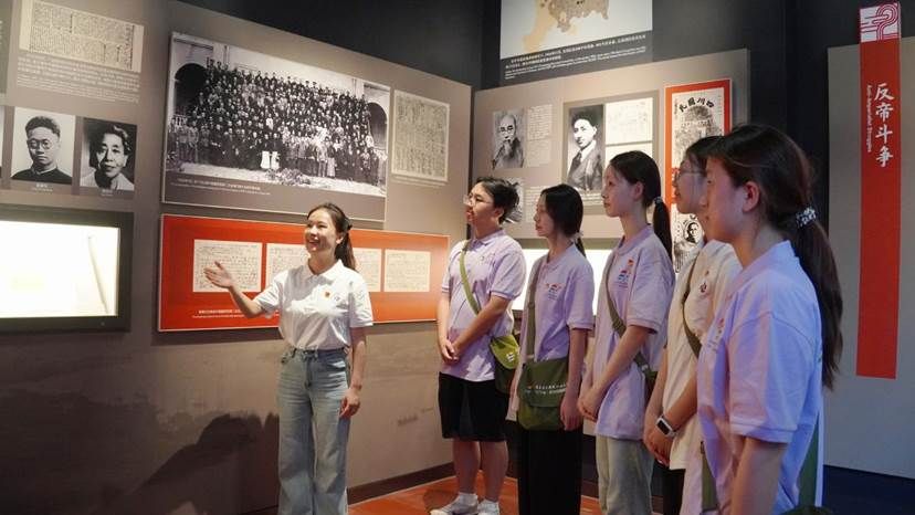 赵旭老师给实践团成员上党课