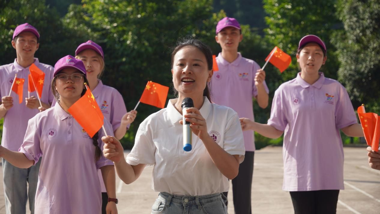 实践团成员唱歌